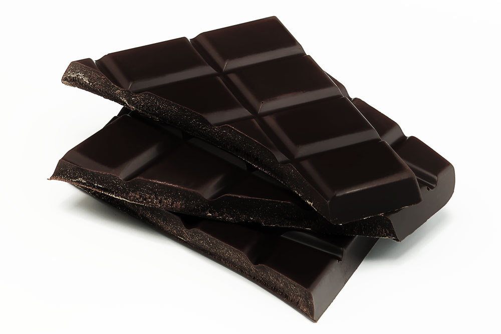 Батончик темный шоколад. Темный шоколад. Шоколад Noir. Настоящий темный шоколад. Шоколад Горький.